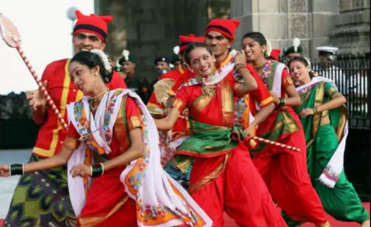Colorful Koli dance, celebrating the coastal life of Ratnagiri’s fishing communities.