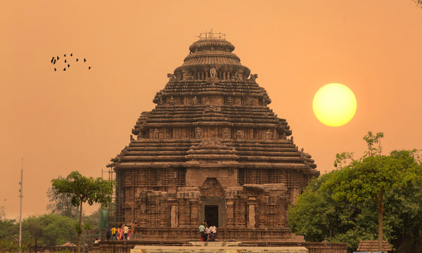 Konark Sun Temple, Odisha – A stunning 13th-century UNESCO World Heritage Site shaped like a giant stone chariot with intricate carvings of sun god Surya and wheels.