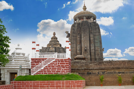 Ancient Lingaraj Temple, one of the best places to visit in Bhubaneswar for spiritual and architectural beauty