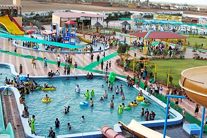Exciting rides and water attractions at MM Fun City, Raipur’s popular amusement park.