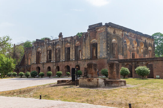 War memorial and landscaped gardens at Shaheed Smarak Complex in Raipur.