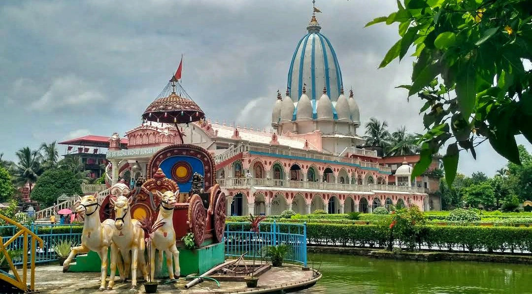 The Isckon Temple of Siliguri atttracts major people because of its beauty.