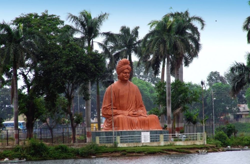 Serene Swami Vivekananda Sarovar lake with a musical fountain and boating options in Raipur.