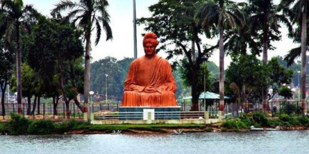 Vivekananda Sarovar lake in Raipur with evening musical fountain shows