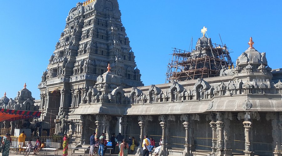 Yadagirigutta Temple, a divine place to visit near Warangal known for Lord Narasimha’s blessings.