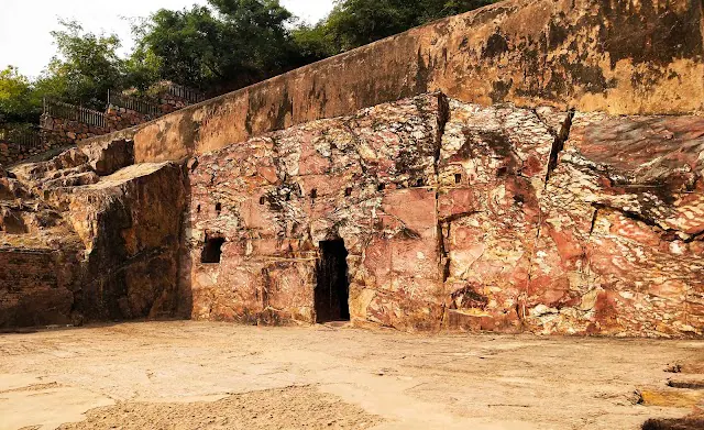 The historic and imposing Khooni Bhanderi Fort located in the town of Bhander.