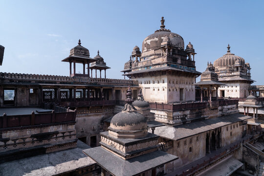 Panoramic view of the Orchha Fort Complex on the banks of the Betwa River, showcasing its grand palaces and temples.