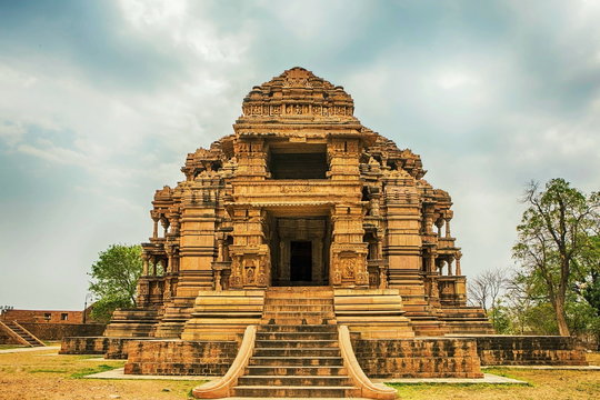 Intricate carvings on the ancient Sas Bahu Ka Mandir, a historic place to visit in Gwalior.