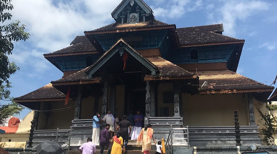 The unique mirror and the annual snake boat race associated with this temple near Rameshwaram.