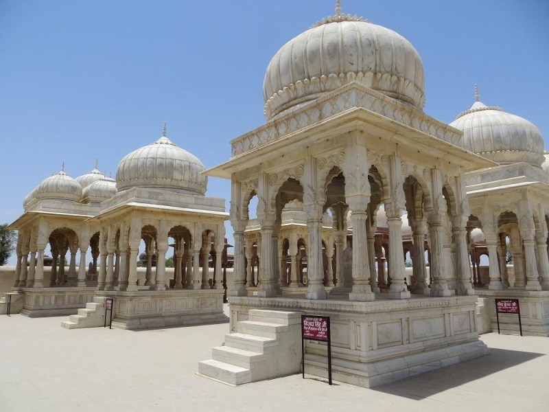 Explore the royal cenotaphs at Devi Kund, a significant place to visit in Bikaner.