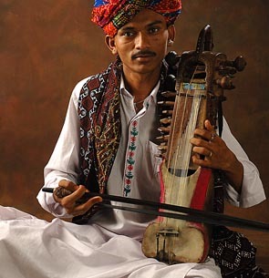Bikaner a Manganiyar folk singer playing the kamaicha instrument.