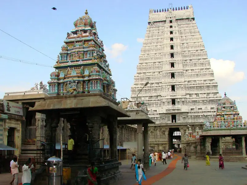 The majestic gateway to the Arunachaleswarar Temple in Tiruvannamalai, a spiritual place to visit in Vellore.