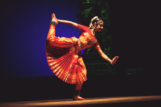 Devotees performing the Dindi, a devotional circle dance, during the Pandharpur Wari pilgrimage.