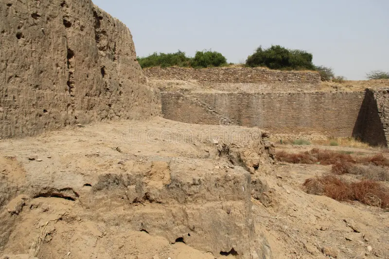 The largest water tank near the city's eastern wall, built for sustainable supply, is a monumental place to visit in Dholavira.
