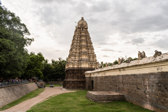 Intricate stone carvings at the Jalakanteswarar Temple, a key historical and spiritual place to visit in Vellore.