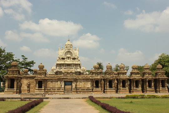 Ancient Kailasanathar Temple showcasing Pallava architecture, a historic place to visit in Kanchipuram.