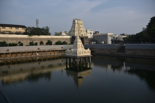 Kamakshi Amman Temple, a major Shakti Peetha and sacred place to visit in Kanchipuram.