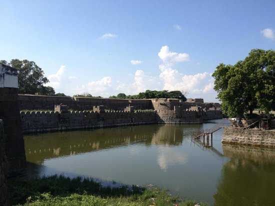 People strolling along the banks of the serene Katpadi Lake, a recreational place to visit in Vellore.
