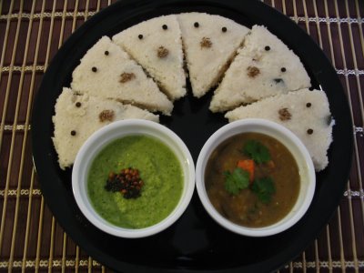 A traditional South Indian banana leaf meal featuring Kanchipuram idli and other delicacies.