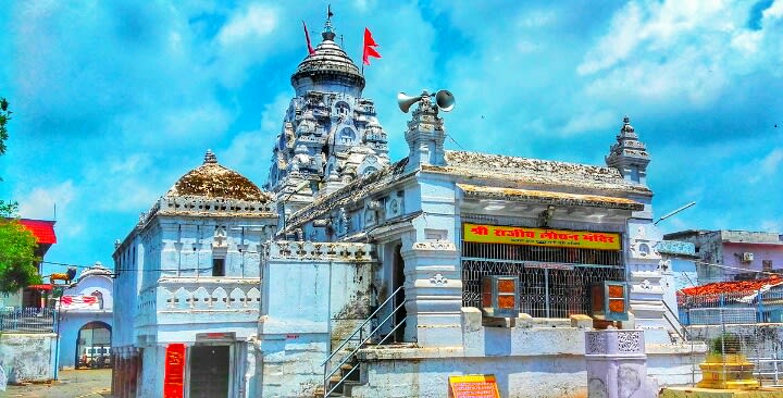 The historic Rajiv Lochan Temple at the river confluence in Rajim, known as the Varanasi of Chhattisgarh, with detailed stone carvings and temple spires.
