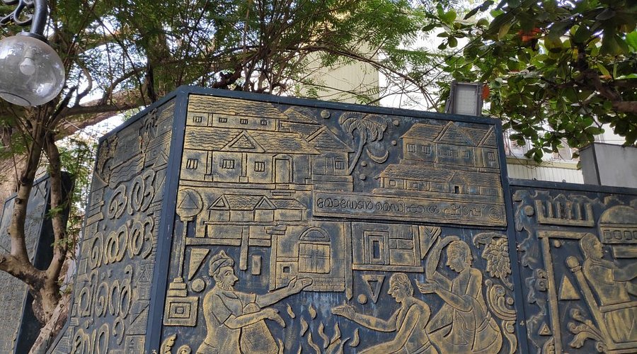 This bustling historic lane, a famous place to visit in Kozhikode, is renowned for its halwa and souvenirs.