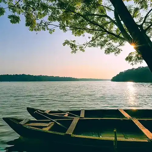 A panoramic view of the calm, expansive waters of Sasthamkotta Lake