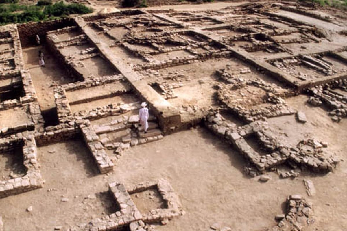 This large open arena, likely used for public ceremonies, is a fascinating place to visit in Dholavira to ponder ancient social life.