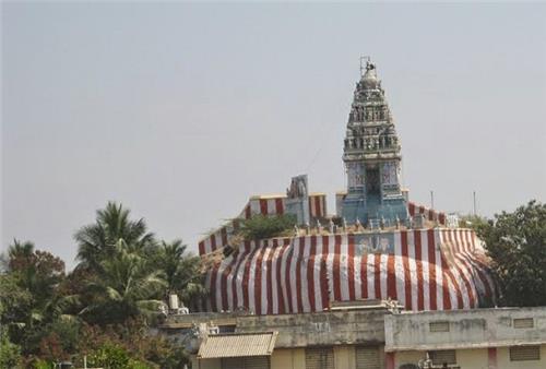 Ancient rock-cut Jain monastic beds at Thanthondri Malai, a significant historical place to visit in Vellore.