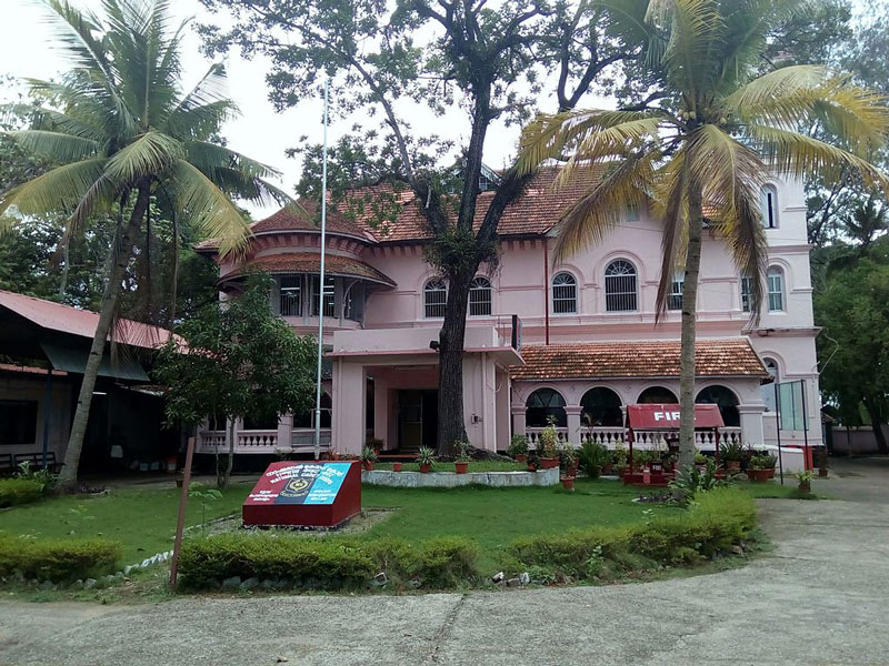 Thevally Palace on the lakefront, a regal place to visit in Kollam with historic architecture.