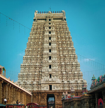 The sacred Arunachala Hill with the Annamalaiyar Temple gopuram in the foreground.