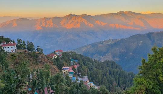 Mussoorie offers peaceful city vibes and is very pretty hill stations