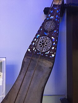 A singer performing the heroic ballad style of Alha.