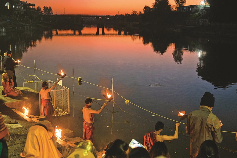 Devotees participating in the grand evening Ramghat Aarti in Chitrakoot.
