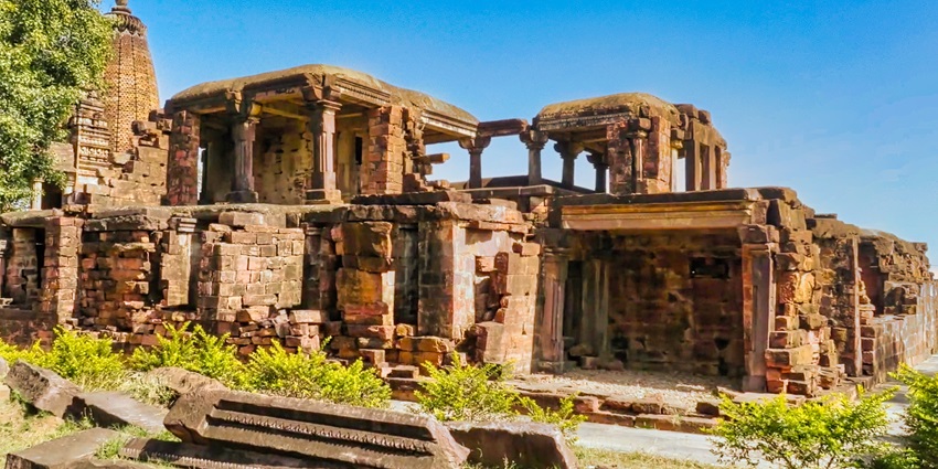 Devangana's beautiful natural caves and streams, a quiet and contemplative place to visit near Chitrakoot.