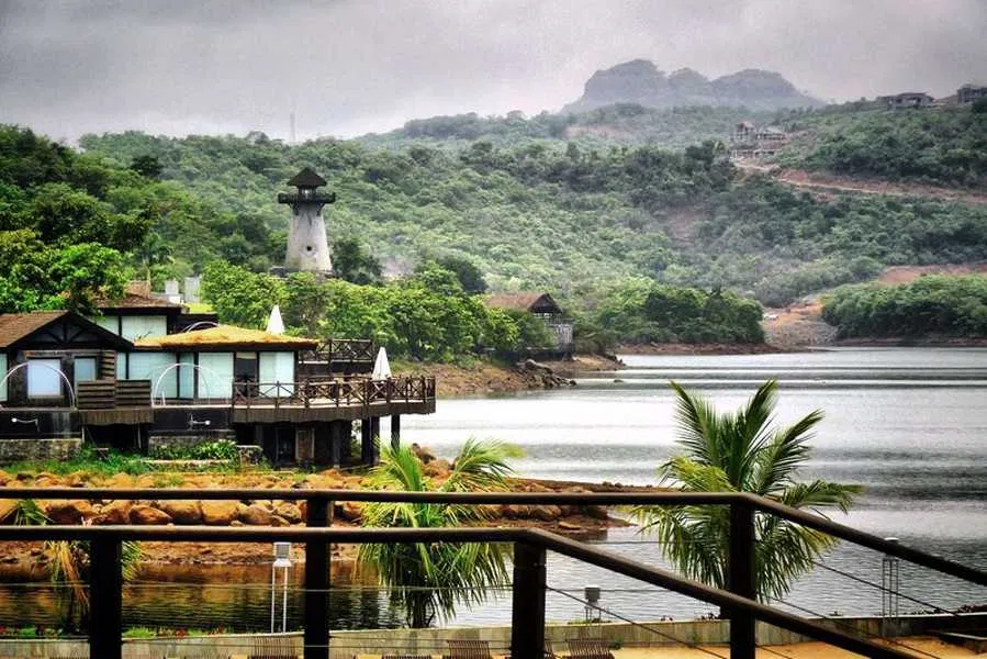 Traditional huts and artisans in Aamdi Village, a cultural tribal place to visit in Bhilai.