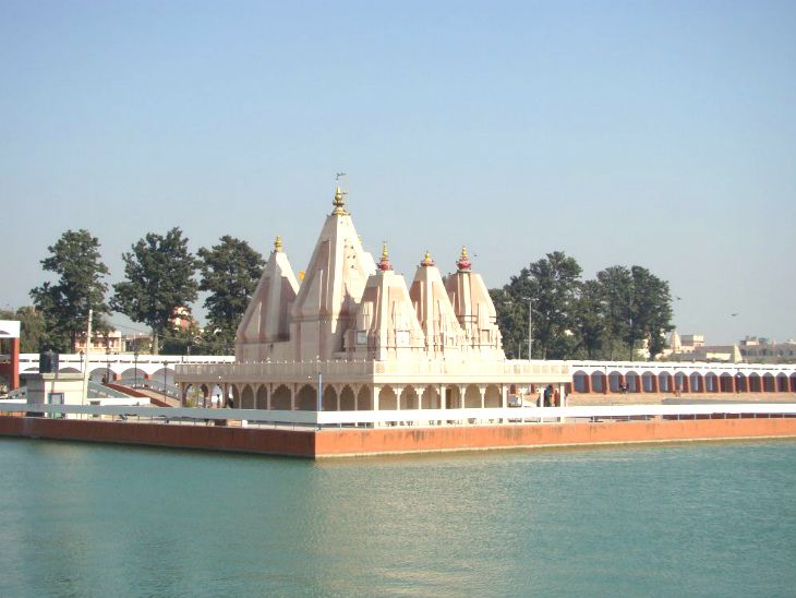 brahma sarovar sacred water tank in kurukshetra for ritual bathing