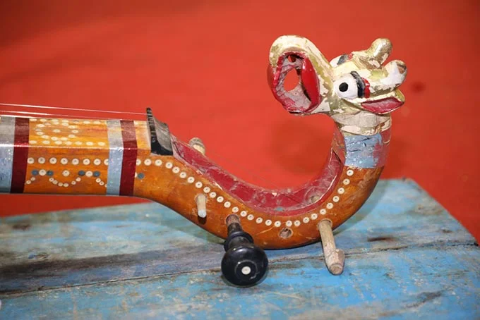 Storyteller enacting a dramatic scene during a Burra Katha performance.