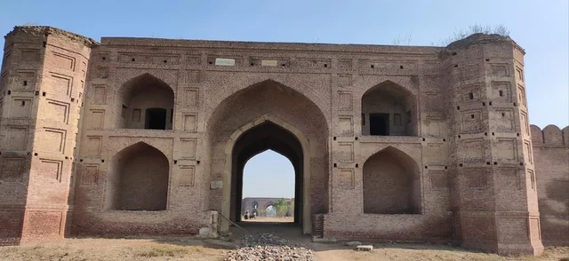 A panoramic view of the ancient ruins and fortifications within the Lodhi Fort complex.