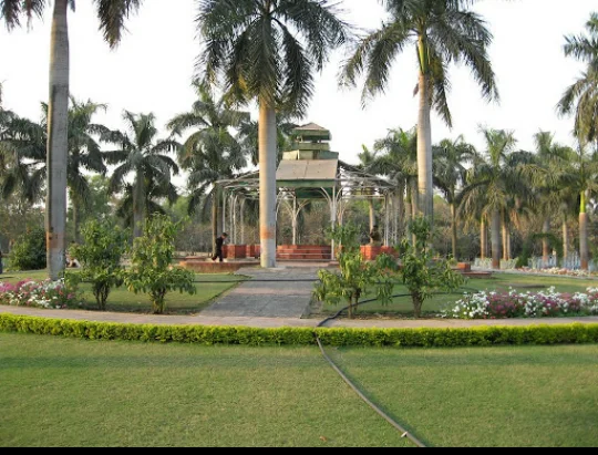 Couples and families on an evening stroll through Bokaro's City Park.