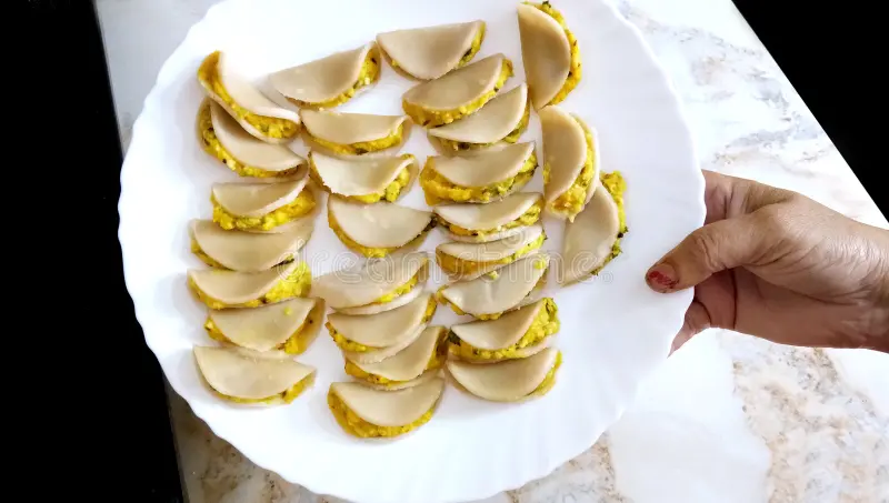 A serving of steamed Fara dumplings with chutney.