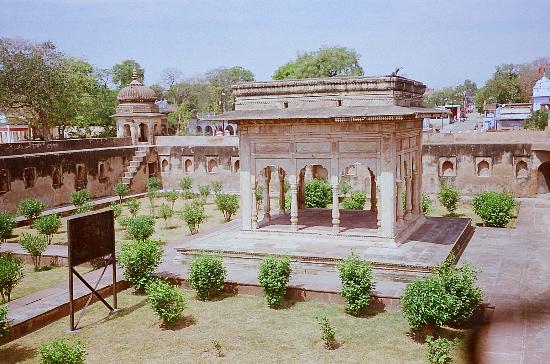 Gangadhar Rao Ki Chhatri, a memorial cenotaph with beautiful architecture, a solemn historical place to visit in Jhansi.