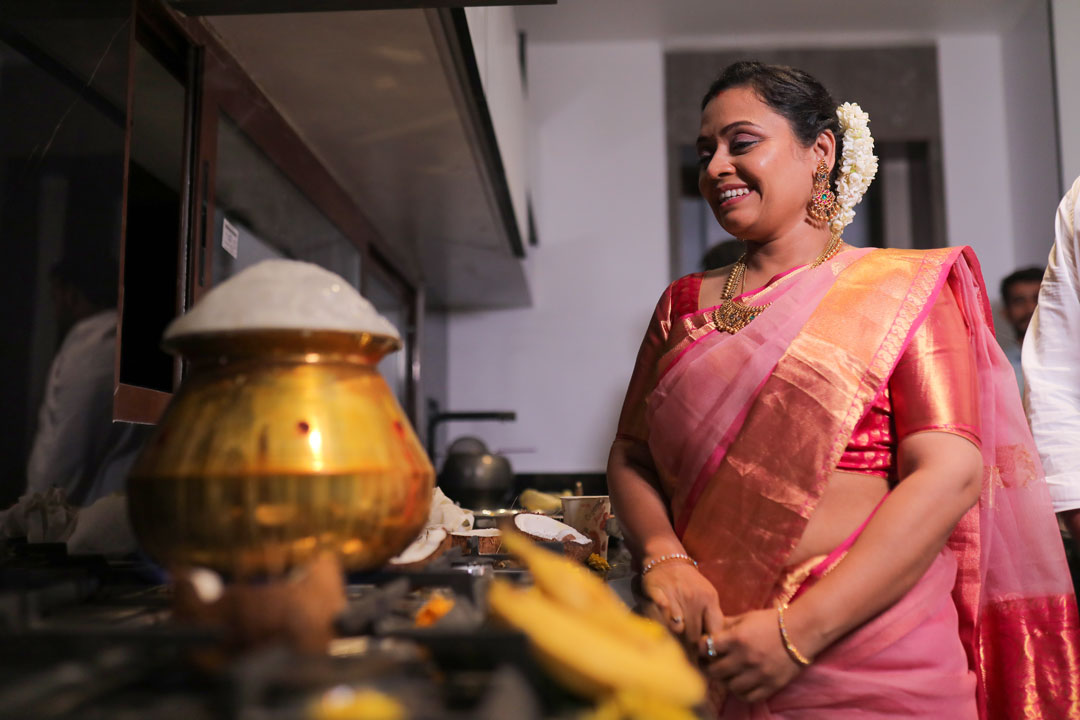 A detailed illustration depicting the key rituals of Maharashtra's traditional Griha Pravesh ceremony, including Vastu Puja and Kalash Sthapana.