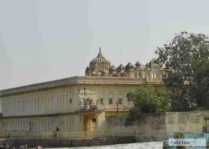 Lakshmi Temple associated with Rani Lakshmibai and the 1857 uprising, a historic religious place to visit in Jhansi.