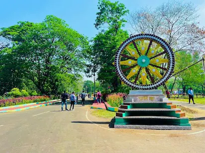 Families strolling through the lush pathways of Maitri Bagh, a key garden in Bhilai.