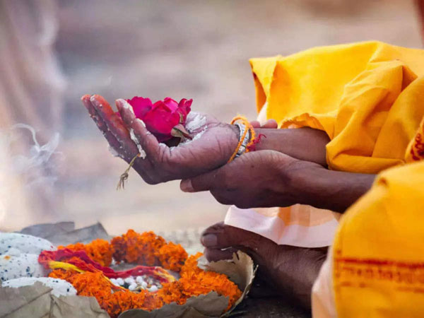 A solemn depiction of the Antyesti rituals of Maharashtra, showing the guided rites for the departed soul's journey.