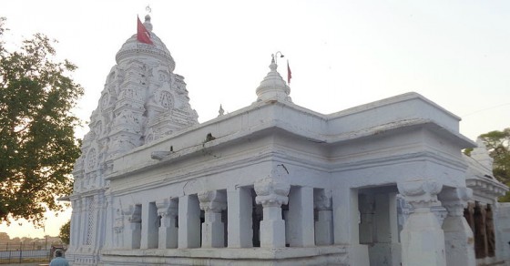 Devotees at the sacred river confluence of Rajim (Rajiv Lochan Temple), a pilgrimage place to visit near Bhilai. Devotees at the sacred river confluence of Rajim (Rajiv Lochan Temple), a pilgrimage place to visit near Bhilai.