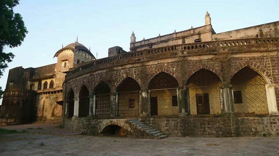 Jhansi Fort, the imposing 17th-century structure dominating the skyline of Jhansi.