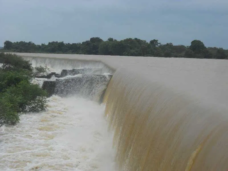 People enjoying a picnic on the banks of the scenic Tandula Dam near Bhilai.