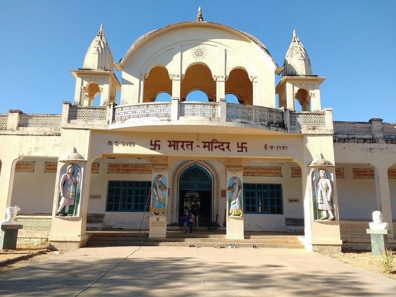 Bharat Mandir temple in Porbandar featuring statues of Mother India and national freedom fighters