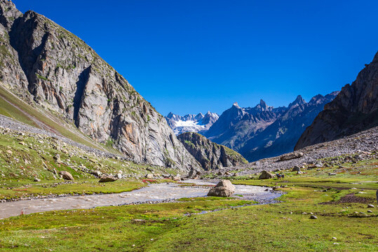 Scenic Hampta Pass trek in Himachal Pradesh, a popular adventure crossing between Kullu and Lahaul and Spiti.